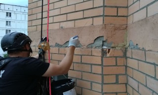 Обследование фасада здания в Стрежевом в октябре
